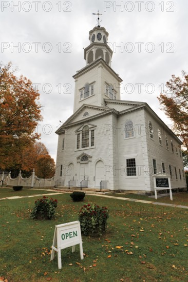 First Congregational Church of Bennington, historic church, multi-tiered bell tower, sign opened, colonial church architecture, fall leaves, Indian Summer, Old Bennington, Vermont, New England, USA