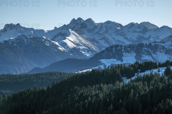 View from the high-altitude hiking trail from Bolsterlanger Horn to Riedberger Horn, snow-capped mountains of the Allgäu Alps with Kratzer, Trettachspitze and Mädelegabel, Bolsterlang, Oberstdorf, Oberallgäu, Bavaria, Germany