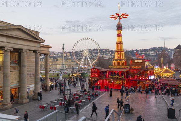 Stuttgart 2025 Christmas market on Schlossplatz with festive lights, a Christmas pyramid, mulled wine, traditional treats and artisan stalls. Magical light installations and lively atmosphere