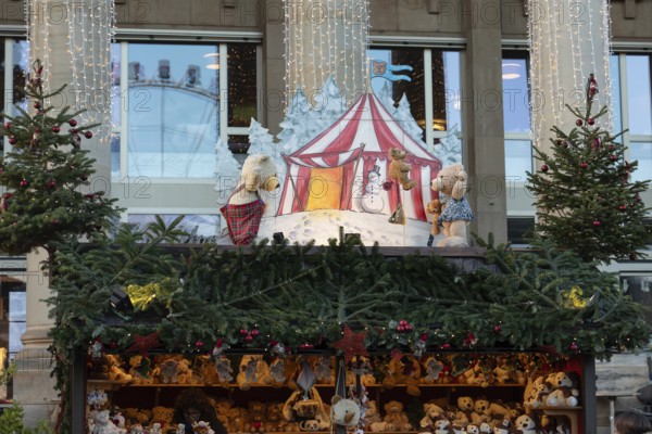 Stuttgart 2025 Christmas Market on Schlossplatz and on Königsstraße opposite the Königsbau offers festive lights and an impressive Christmas pyramid. Mulled wine, traditional delicacies and artisan stalls characterize the lively atmosphere. Magical light installations create a Christmas atmosphere and an unforgettable experience