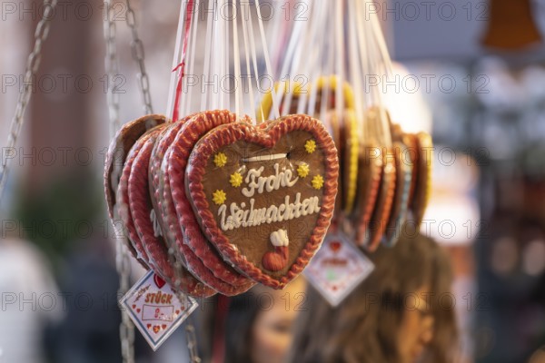 Colourful gingerbread hearts hang on the festive stands at the Stuttgart Christmas market. They are a popular sweet treat and embody the Christmas atmosphere. The selection is large and invites you to feast and give as a gift