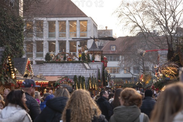 Stuttgart 2025 Christmas market: festive lights, inviting stands, mulled wine, traditional treats and a lively atmosphere under magical light installations