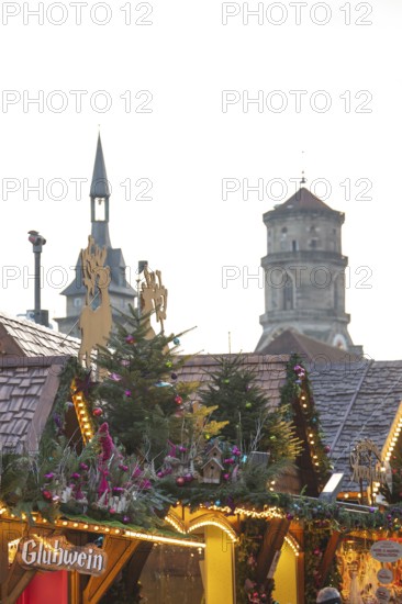 Stuttgart 2025 Christmas Market on Schlossplatz and on Königsstraße opposite the Königsbau offers festive lights and an impressive Christmas pyramid. Mulled wine, traditional delicacies and artisan stalls characterize the lively atmosphere. Magical light installations create a Christmas atmosphere and an unforgettable experience