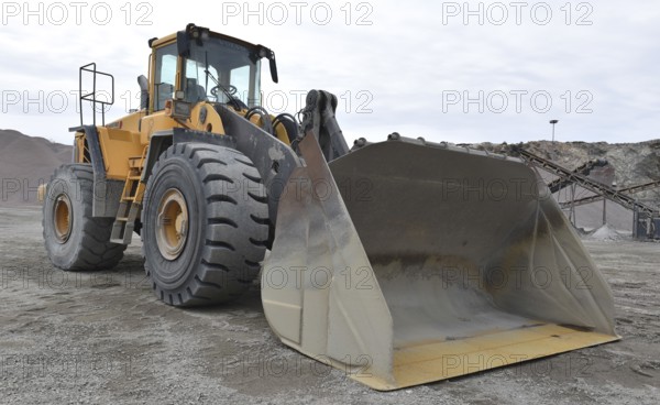 Wheel loaders, conveyor belts, conveyor belt in a gravel pit, sand pit, gravel plant in Norway