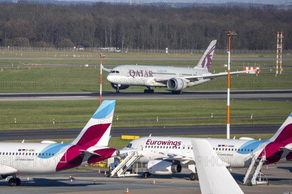 Düsseldorf airport, Qatar Airways Boeing 787 Dreamliner landing, Eurowings aircraft on the apron, Taxiway, North Rhine-Westphalia, Germany