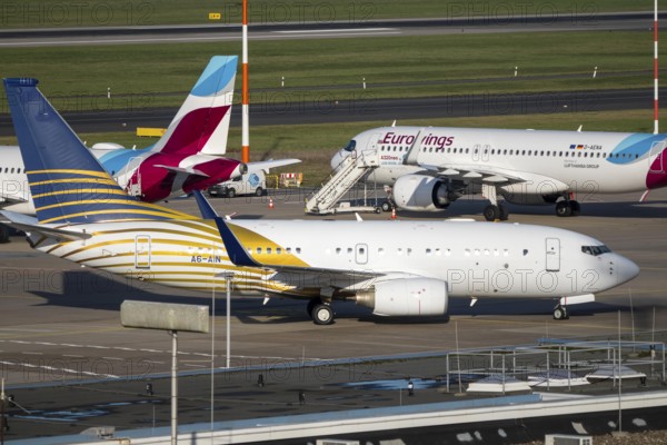 Boeing 737-700 BBJ, Royal Jet, airline from the United Arab Emirates based in Abu Dhabi, luxurious charter plane commutes between the UAE and Europe, Düsseldorf Airport, DUS