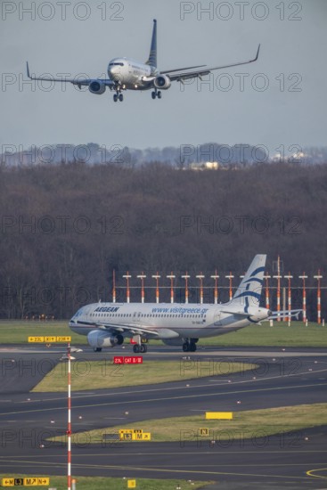 Boeing 737-700 BBJ, Royal Jet, airline from the United Arab Emirates based in Abu Dhabi, luxurious charter plane commuting between the UAE and Europe, Aegean Airbus A320-200 in front of takeoff, Düsseldorf Airport, DUS