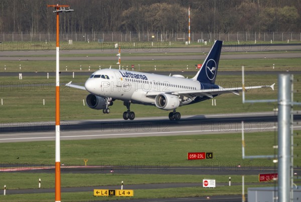 Lufthansa Airbus A319-100 landing at Düsseldorf Airport, DUS