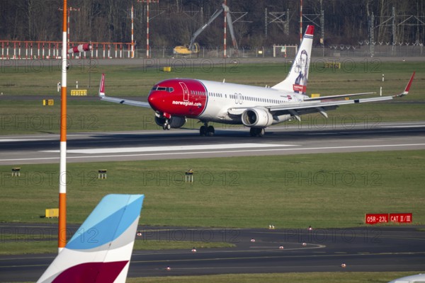 Düsseldorf International Airport, Norwegian Boeing 737-800, landing