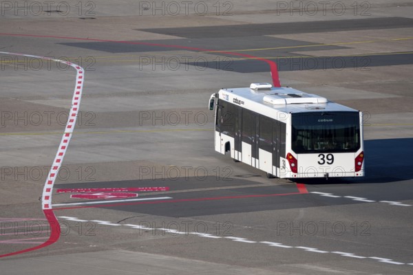 Bus for transporting passengers to outdoor positions, Cobus 3000, Düsseldorf Airport, DUS