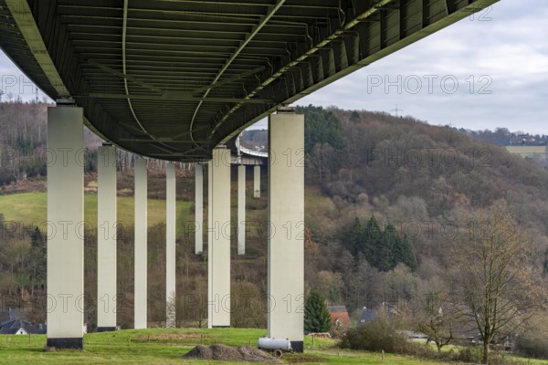 The Wiehl Valley Bridge, A4 motorway, the motorway bridge is considered extremely dilapidated, there is massive damage to the road plate and the main structure of the bridge, traffic only rolls in one lane in each direction, trucks are still allowed to drive there with a maximum of 44t and must keep a minimum distance of 50 meters, there is a risk of full closure, the bridge is 700 meters long, built in 1970, in Bergisches Land, near Weierberg Shagen, belongs to the city of Wiehl, North Rhine-Westphalia, Germany