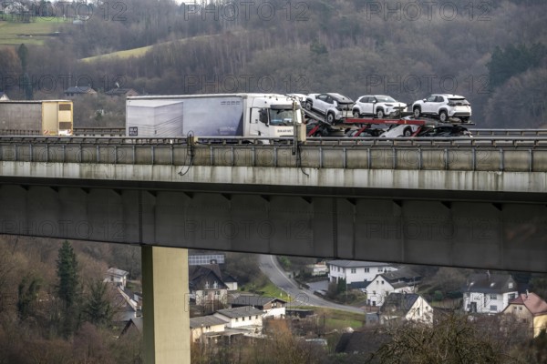 The Wiehl Valley Bridge, A4 motorway, the motorway bridge is considered extremely dilapidated, there is massive damage to the road plate and the main structure of the bridge, repair work below the bridge, traffic only rolls in one lane in each direction, trucks are still allowed to drive there with a maximum of 44 t and must keep a minimum distance of 50 meters, there is a risk of full closure, the bridge is 700 meters long, built in 1970, in Bergische Land, near Weiershagen, belongs to the city of Wiehl, North Rhine-Westphalia, Germany