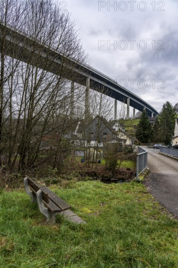 The Wiehl Valley Bridge, A4 motorway, the motorway bridge is considered extremely dilapidated, there is massive damage to the road plate and the main structure of the bridge, traffic only rolls in one lane in each direction, trucks are still allowed to drive there with a maximum of 44t and must keep a minimum distance of 50 meters, there is a risk of full closure, the bridge is 700 meters long, built in 1970, in Bergisches Land, near Weierberg Shagen, belongs to the city of Wiehl, North Rhine-Westphalia, Germany