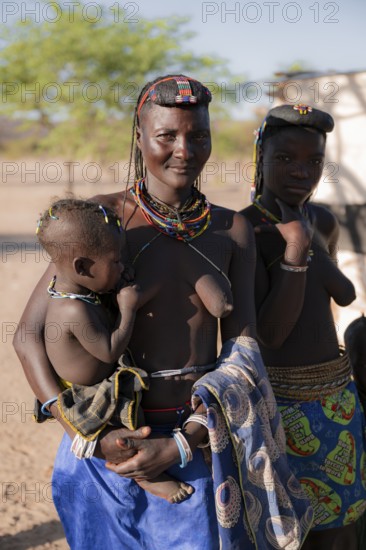 Woman with child, Hakaona tribe, also Havakona or Hakawona, near Opuwo, Kunene, Namibia