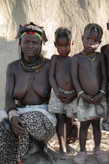 Woman with children, Hakaona tribe, also Havakona or Hakawona, near Opuwo, Kunene, Namibia