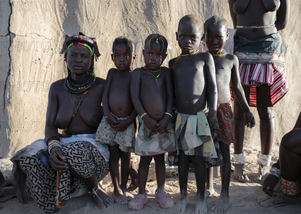 Woman with many children, Hakaona tribe, also Havakona or Hakawona, near Opuwo, Kunene, Namibia