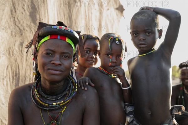 Woman with children, Hakaona tribe, also Havakona or Hakawona, near Opuwo, Kunene, Namibia