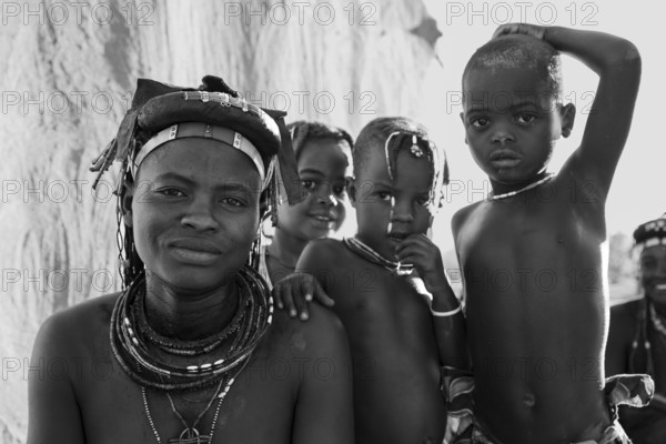 Black and white, woman with children, Hakaona tribe, also Havakona or Hakawona, near Opuwo, Kunene, Namibia