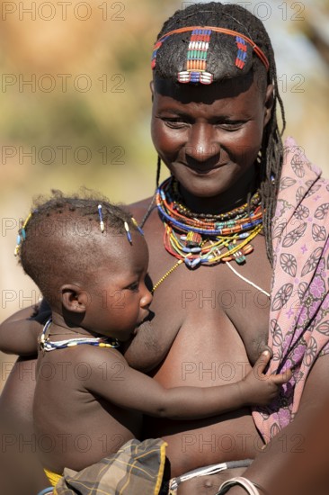 Woman, with baby tribe of Hakaona, also Havakona or Hakawona, near Opuwo, Kunene, Namibia