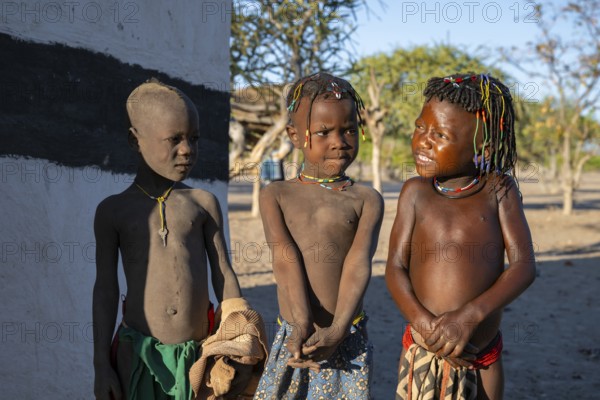 Three children, Hakaona tribe also Havakona or Hakawona, near Opuwo, Kunene, Namibia