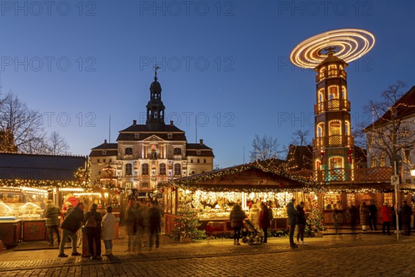 Long exposure, town hall, Christmas pyramid, Christmas market, Lüneburg, Lower Saxony, Germany