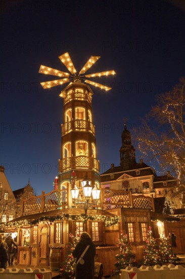 Town Hall, Christmas Pyramid, Christmas Market, Lüneburg, Lower Saxony, Germany