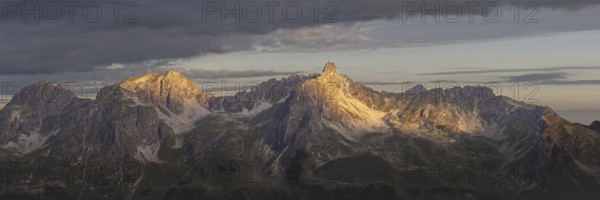 Sunrise on the Mindelheim via ferrata, a mountain range with the three sheep alpine heads up to the Fiderescharte, 2214 m, Allgäu Alps, Bavaria, Germany