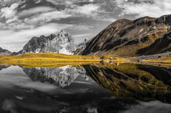 Mountain panorama in autumn, Eissee, Oytal, behind Großer Wilder, 2379m, Hochvogel and Rosszahn Group, Allgäu Alps, Allgäu, Bavaria, Germany