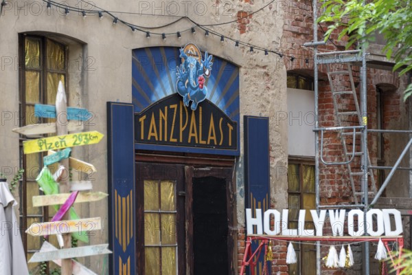 Entrance with the inscription Tanzpalast, next to it the lettering Hollywood, Altenburg, Thuringia, Germany