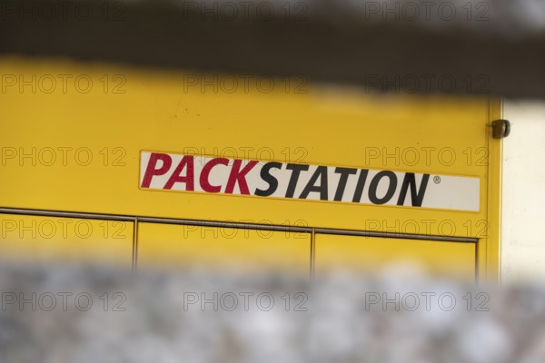 Yellow logo of a DHL packing station, Germany