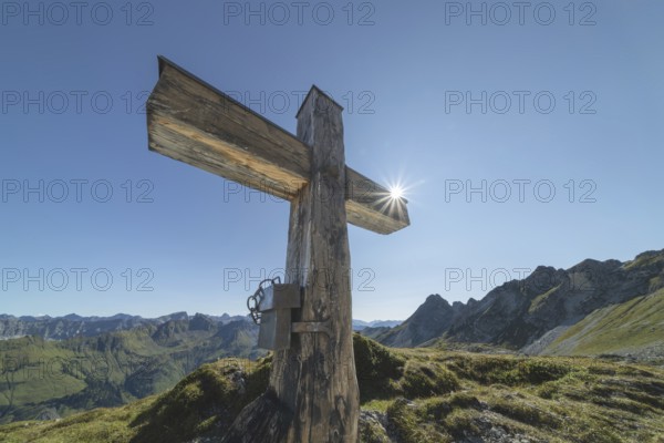 Bergkreuz am Koblat-Höhenweg, bei Laufbichelsee, Allgäu Alps, Allgäu, Bavaria, Germany