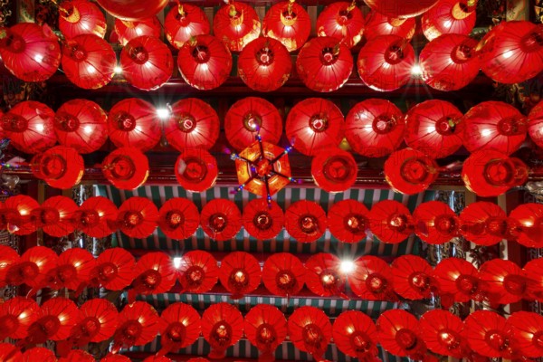 Traditional Chinese lanterns, numerous lanterns hanging from the ceiling, Wat Mangkon Kamalawat, Yaowarat Road, Chinatown, Bangkok, Thailand
