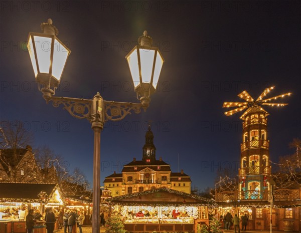 Town Hall, Christmas pyramid, street lamp, Christmas market, Lüneburg, Lower Saxony, Germany