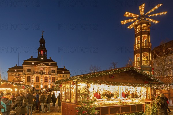 Town Hall, Christmas Pyramid, Christmas Market, Lüneburg, Lower Saxony, Germany