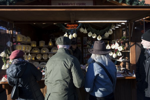 Customers in front of a stand at the Berlin Christmas market on Alexanderplatz, Berlin, 15.12.2025