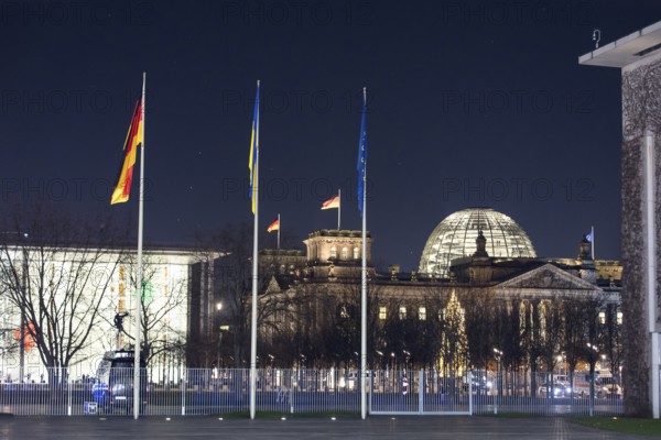 Flags of the Federal Republic of Germany, Ukraine and the European Union in front of the Federal Chancellery. Following the bilateral meeting with Ukrainian President Zelensky, Chancellor Merz is meeting with other European heads of state and government as well as the heads of the EU and NATO. Berlin, 15.08.2025