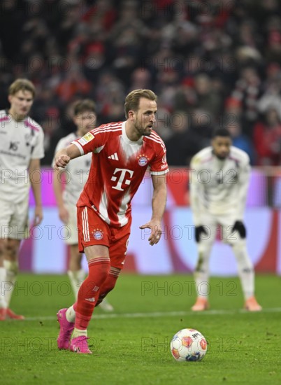 Goal kick Action Goal chance Harry Kane FC Bayern Munich FCB (09) on penalty, penalty kick Allianz Arena, Munich, Bavaria, Germany