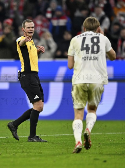 Referee Dr Robin Braun points to the spot after a foul by Kacper Potulski 1. FSV Mainz 05 (48) Penalty, penalty kick Gesture Gesture Allianz Arena, Munich, Bavaria, Germany