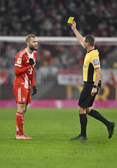 Referee Dr Robin Braun shows Konrad Laimer FC Bayern Munich FCB (27) yellow card yellow caution Allianz Arena, Munich, Bavaria, Germany