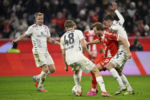 Tackle, action Harry Kane FC Bayern Munich FCB (09) vs Stefan Bell 1. FSV Mainz 05 (16) Kacper Potulski 1. FSV Mainz 05 tackle, action Allianz Arena, Munich, Bavaria, Germany