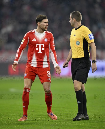 Leon Goretzka FC Bayern Munich FCB (08) in discussion with referee Dr Robin Braun Allianz Arena, Munich, Bavaria, Germany