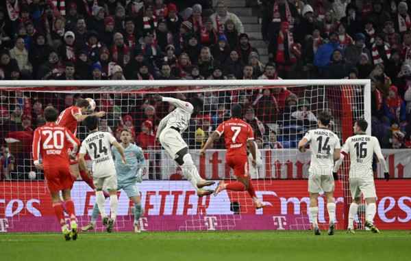 Penalty area scene, goal area scene header duel duel action Harry Kane FC Bayern Muenchen FCB (09) against Danny da Costa 1. FSV Mainz 05 (21) Goalkeeper Daniel Batz 1. FSV Mainz 05 (33) Allianz Arena, Munich, Bavaria, Germany