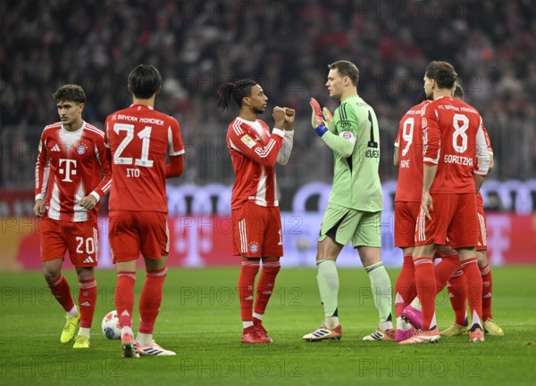 High-five in front of the match with goalkeeper Manuel Neuer FC Bayern Munich FCB (01) Michael Olise FC Bayern Munich FCB (17) Leon Goretzka FC Bayern Munich FCB (08) Harry Kane FC Bayern Munich FCB (09) Hiroki Ito FC Bayern Munich FCB (21) Tom Bischof FC Bayern Munich FCB (20) Allianz Arena, Munich, Bavaria, Germany