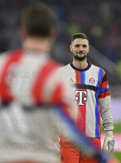 Warm-up training Goalkeeper Sven Ulreich FC Bayern Munich FCB (26) in discussion with goalkeeper Jonas Urbig FC Bayern Munich FCB (40) Allianz Arena, Munich, Bavaria, Germany