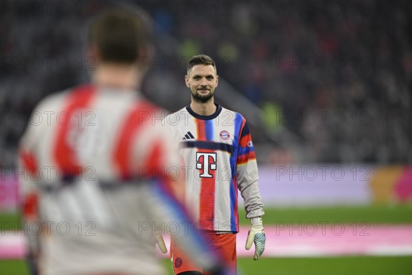 Warm-up training Goalkeeper Sven Ulreich FC Bayern Munich FCB (26) in discussion with goalkeeper Jonas Urbig FC Bayern Munich FCB (40) Allianz Arena, Munich, Bavaria, Germany