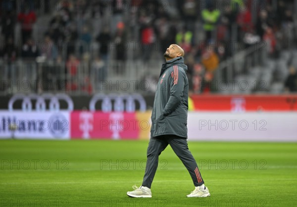 Coach coach Vincent Kompany FC Bayern Munich FCB during the course inspection, looking up, Allianz Arena, Munich, Bayern, Germany
