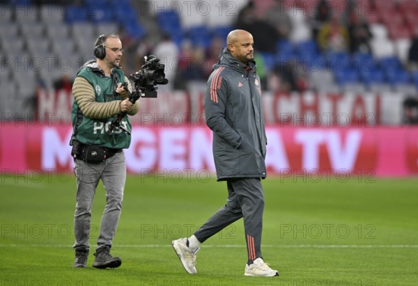 Coach coach Vincent Kompany FC Bayern Munich FCB during the site inspection, followed by TV camera, gang advertising logo MAGENTA TV Allianz Arena in the background, Munich, Bayern, Germany