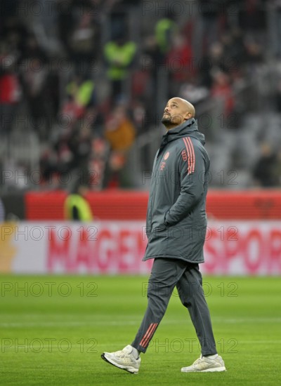 Coach coach Vincent Kompany FC Bayern Munich FCB during the course inspection, looking up, Allianz Arena, Munich, Bayern, Germany