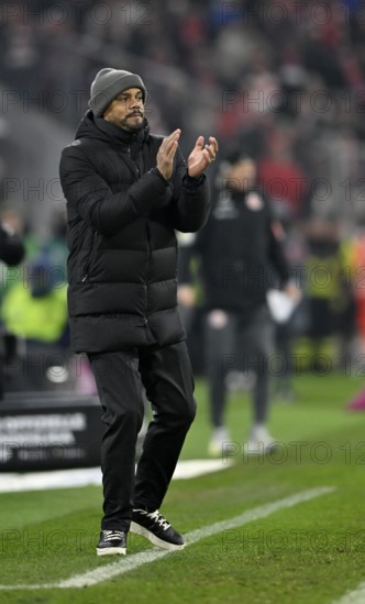 Coach coach Vincent Kompany FC Bayern Munich FCB on the sidelines claps his hands encouragingly, applause Allianz Arena, Munich, Bayern, Germany