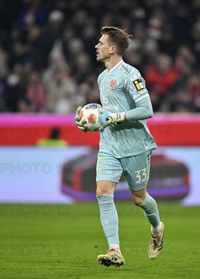 Goalkeeper Daniel Batz 1. FSV Mainz 05 (33) with ball Allianz Arena, Munich, Bavaria, Germany